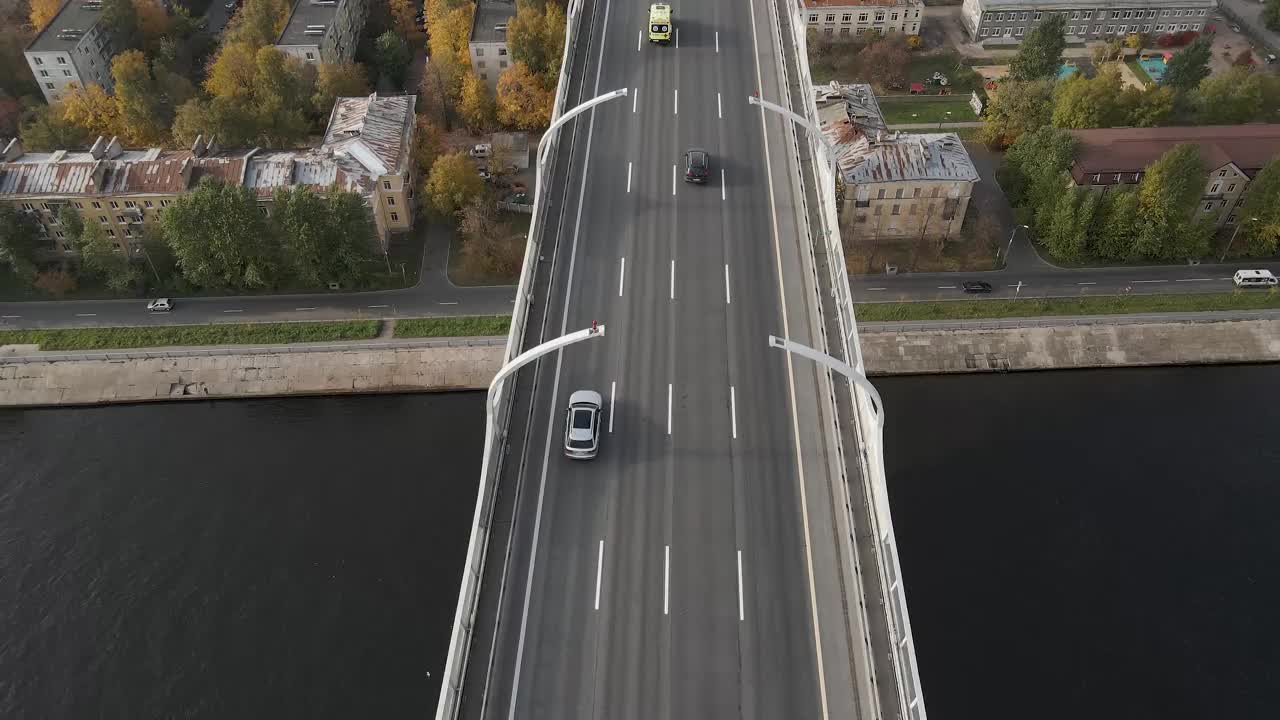 高架桥上的多车道道路鸟瞰图。汽车高速行驶。高速公路的一种方式。桥下的住宅楼。视频素材