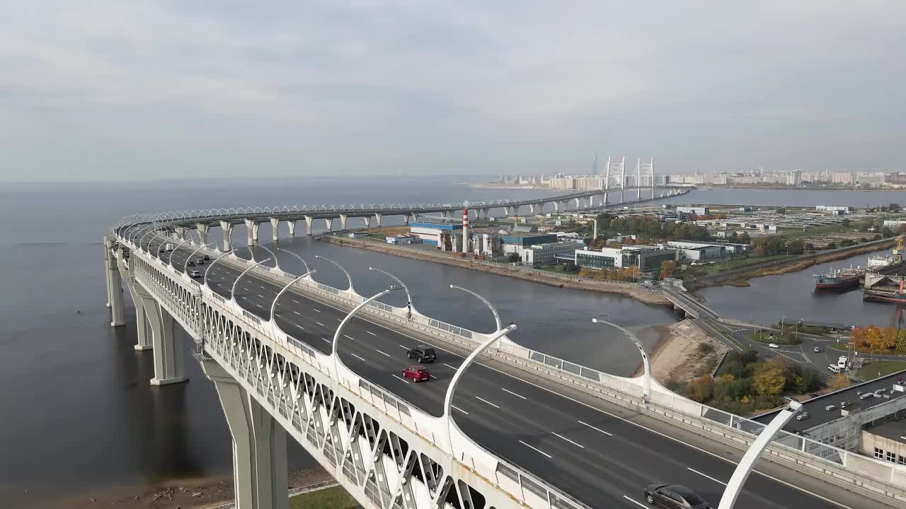 高架桥上的多车道道路鸟瞰图。汽车在公路上以两种方式行驶。汽车高速行驶。视频素材