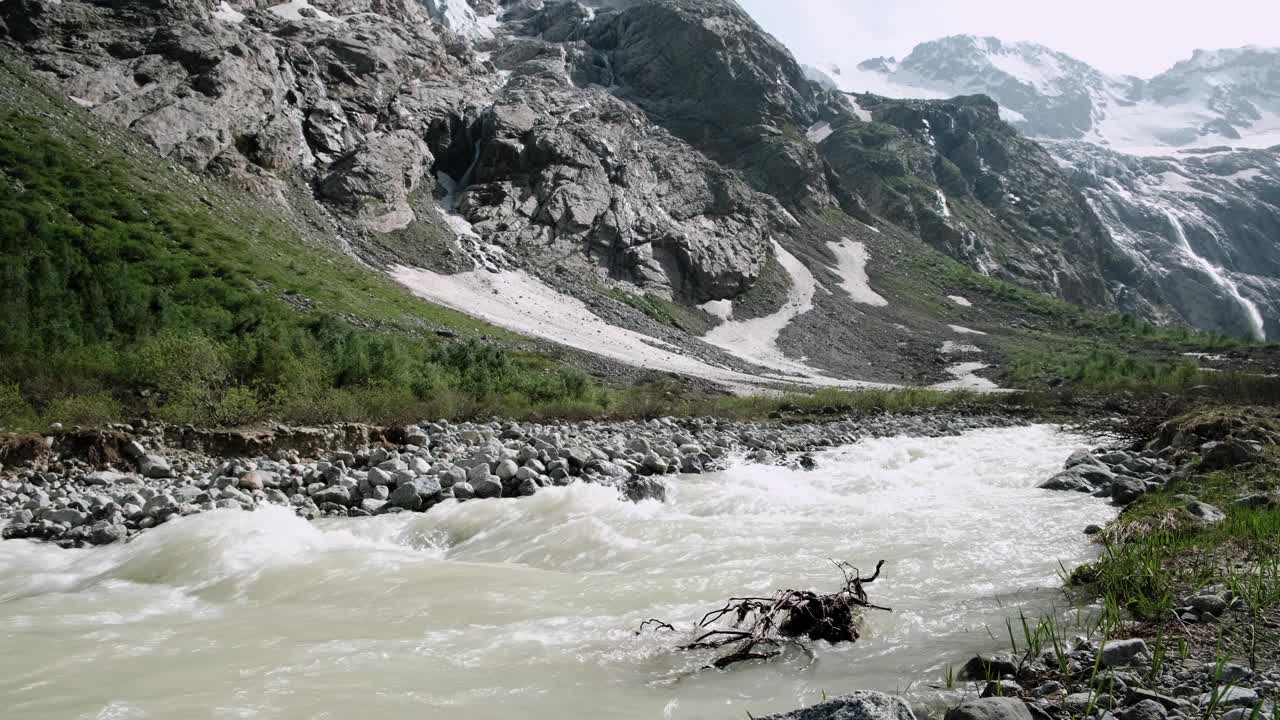 美丽的风景和湍急的山河。高加索山脉视频素材