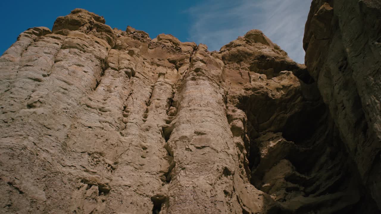 莫哈韦沙漠彩虹盆地的岩石形成视频素材