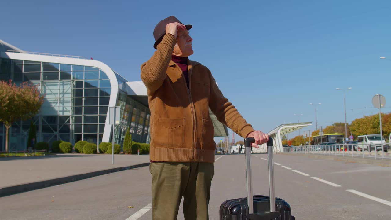 退休老人的肖像在机场候机楼附近等待登机旅行视频素材