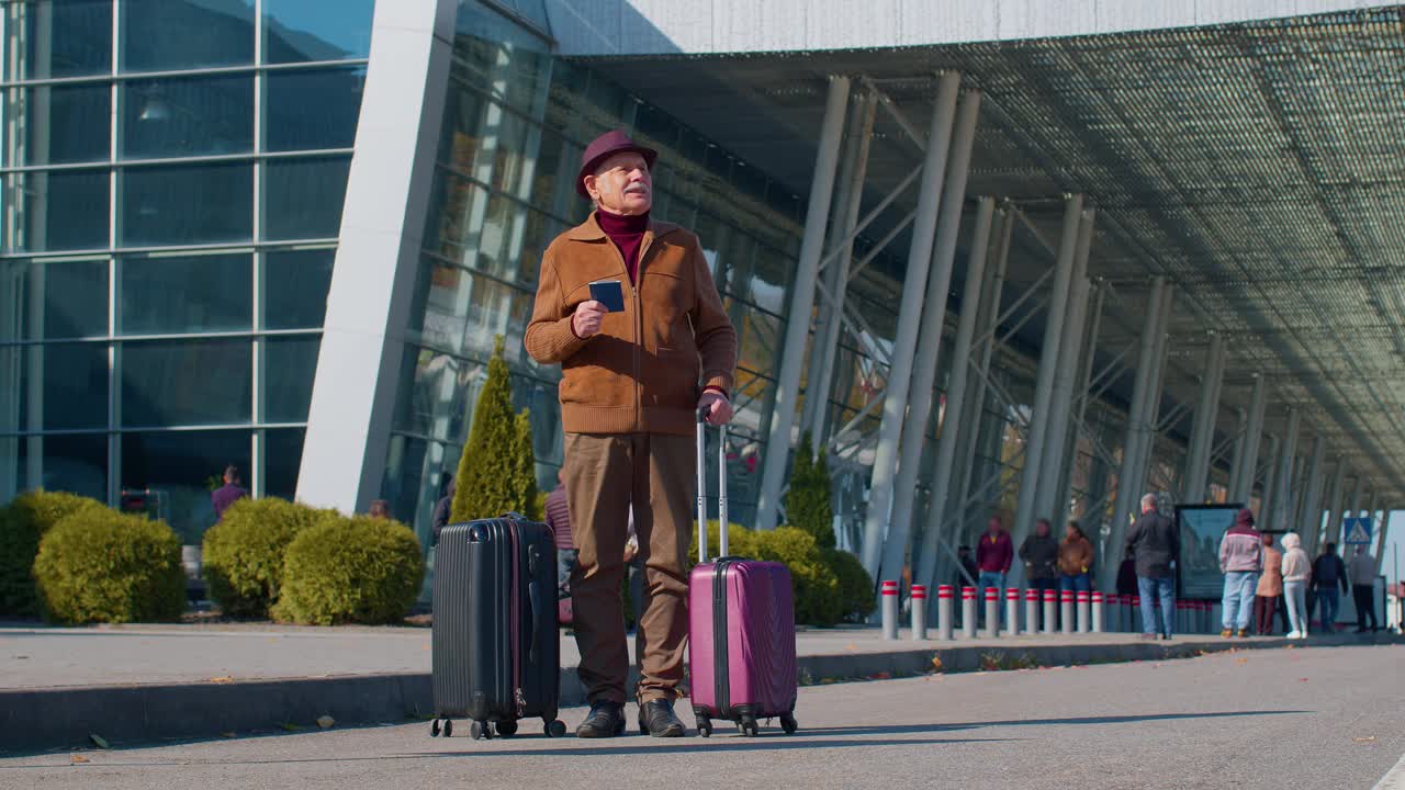 退休老人的肖像在机场候机楼附近等待登机旅行视频素材