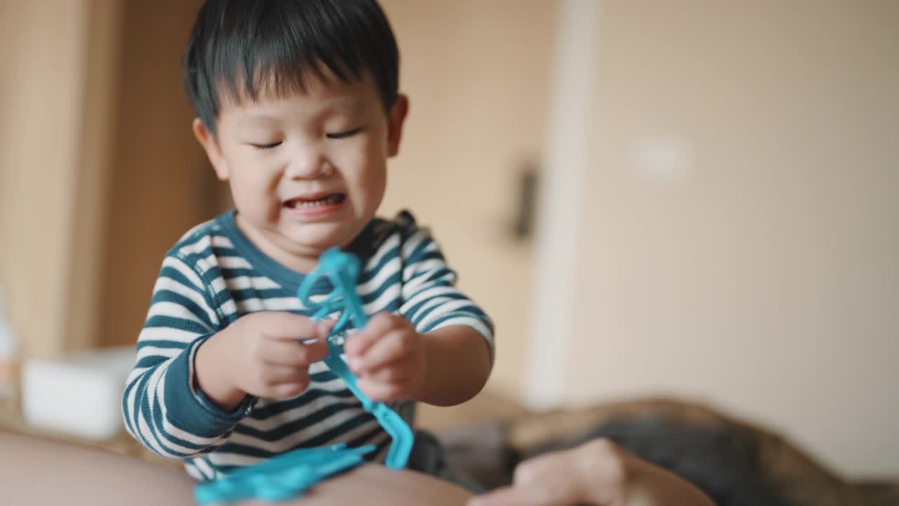 小男孩和他的妈妈玩医生游戏。视频素材