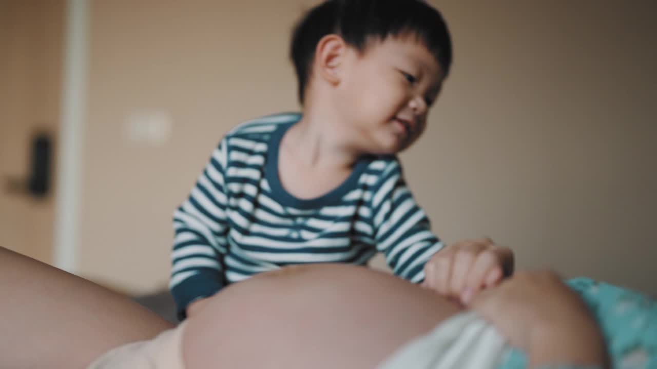 小男孩和他妈妈玩医生游戏。视频素材