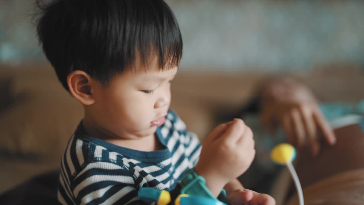 可爱的男孩和他的胎儿妹妹在家里玩。视频素材