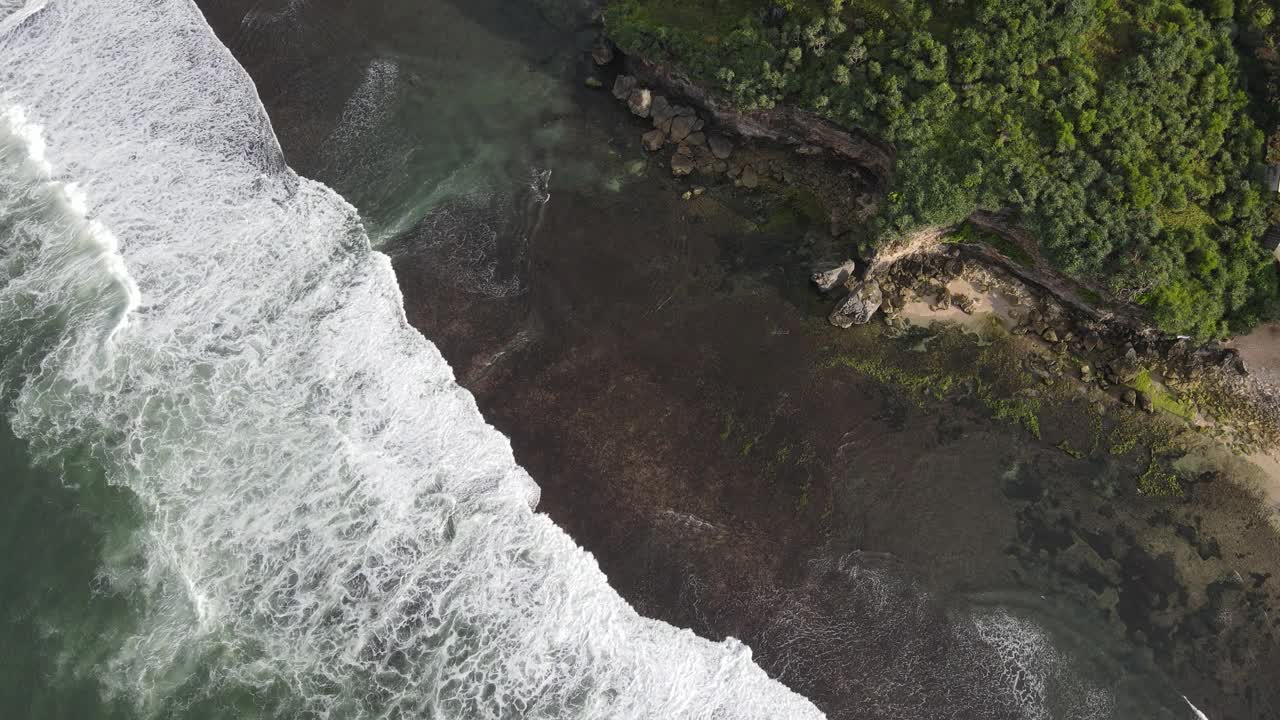 鸟瞰图Gunung Kidul热带海滩在印度尼西亚视频素材