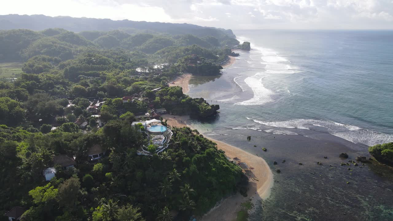 鸟瞰图Gunung Kidul热带海滩在印度尼西亚视频素材