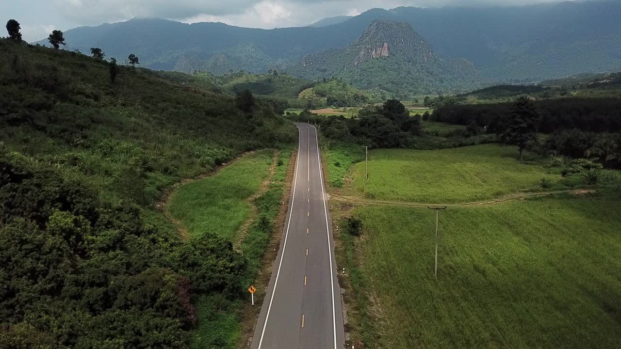 1148号公路的航拍片段，这是一条蜿蜒的山路，连接泰国北部的南省和法尧省。视频素材