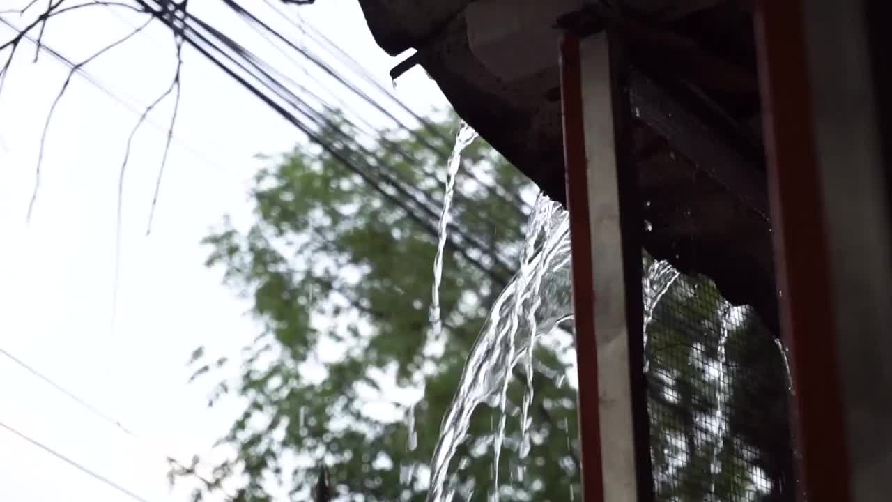 雨水从屋顶上掉下来视频素材