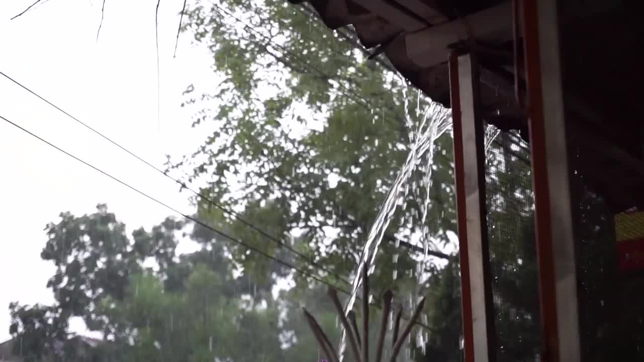 雨水从屋顶落下视频素材