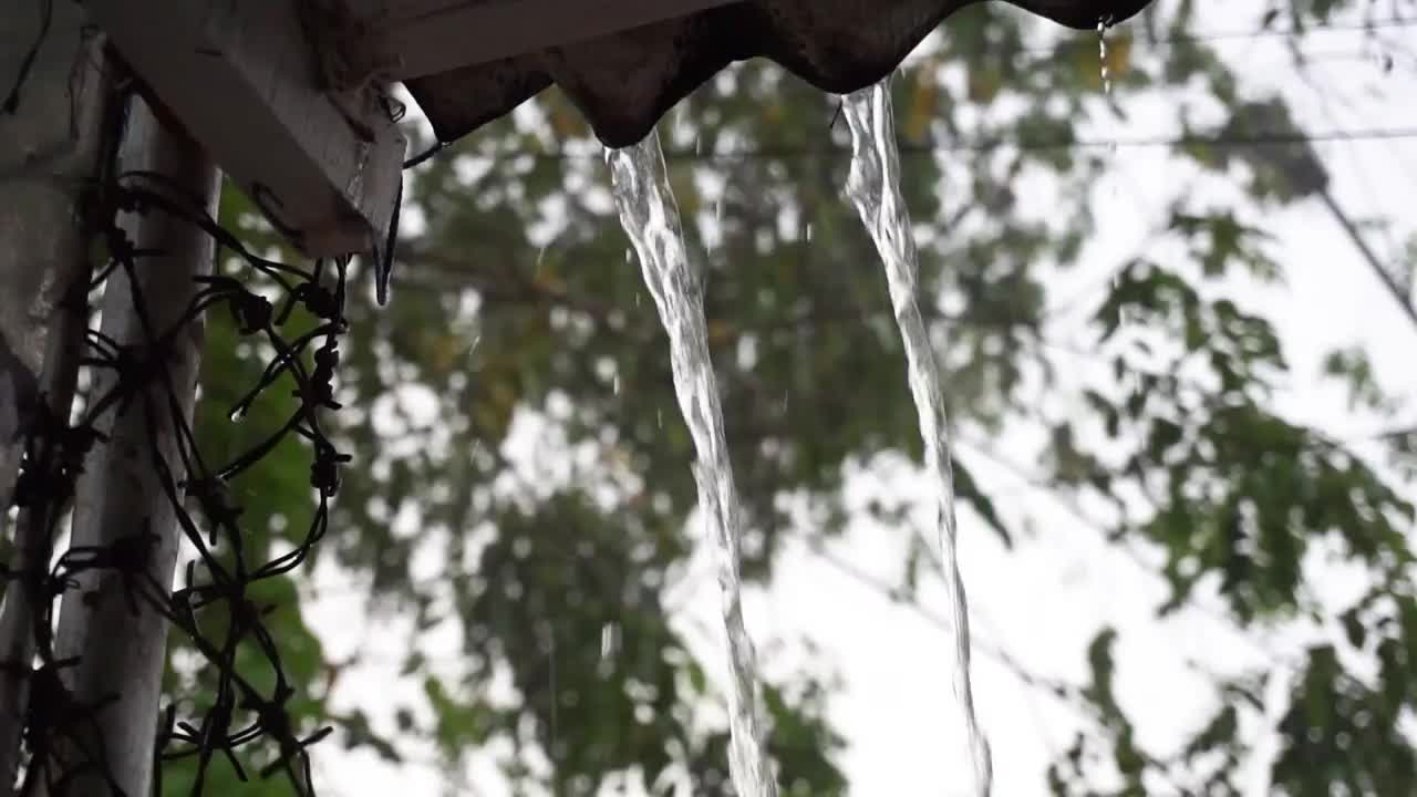 雨水从屋顶落下视频素材