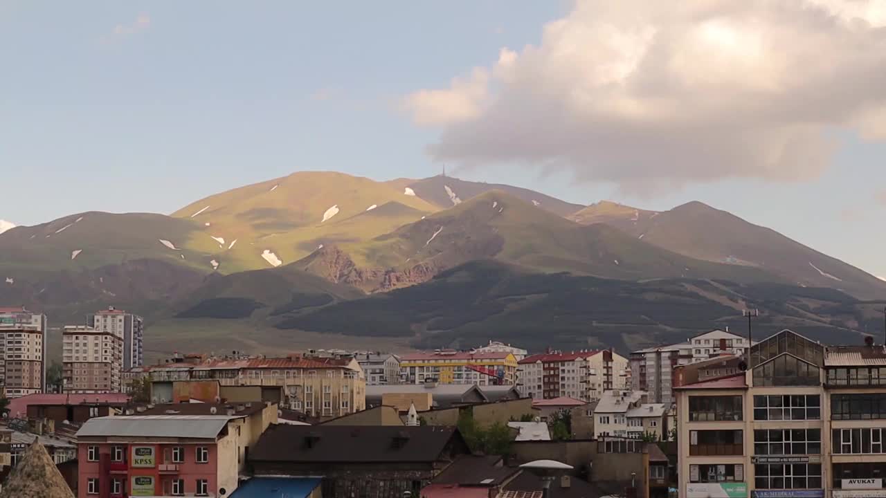 埃尔祖鲁姆，土耳其。2021年5月23日，虽然是夏天，山上有些雪。群山环绕着这座城市。城市的观点。城市景观。城市的外观。城市地区;一个城市景观视频素材