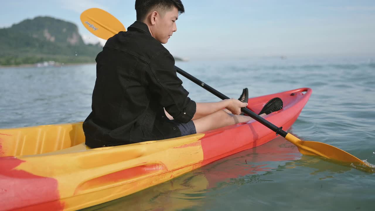 在泰国laggon krabi的海上划桨的一个游客的背面视图视频素材