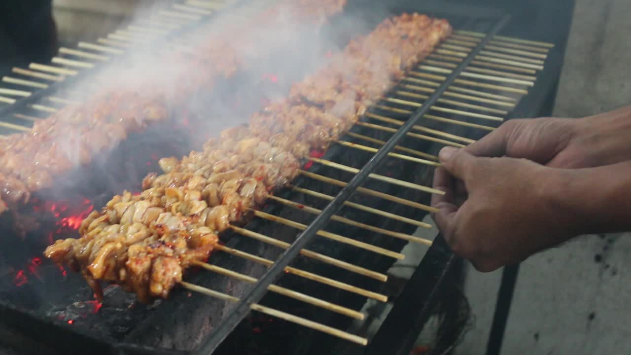 鸡肉沙爹或鸡皮沙爹是用香料和红辣椒酱腌制的烤鸡串视频素材