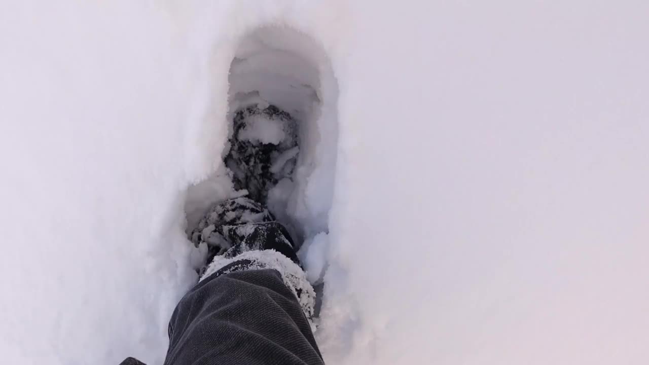 在零下50摄氏度的寒冷天气里，人们在深及膝盖的积雪中行走。在土耳其的埃尔祖鲁姆探险。人类的足迹。追踪,追踪。冬天下雪。足迹。脚印，脚印视频素材