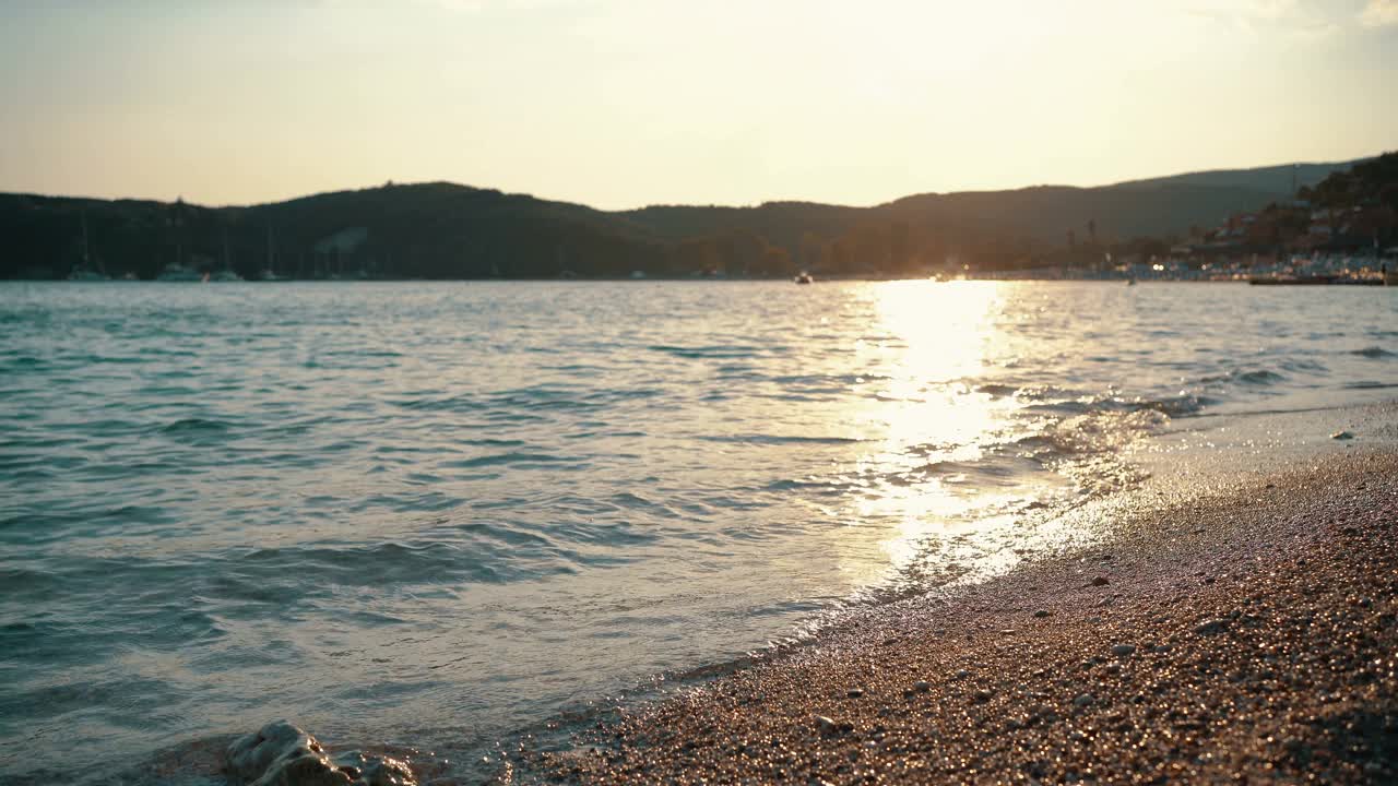 海滩上波涛汹涌的海水视频素材