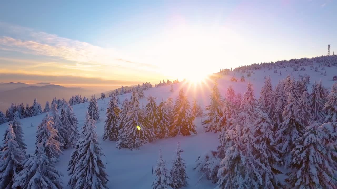 鸟瞰图的冬季日出森林山与许多雪和雪树在寒冷的早晨自然景观视频素材