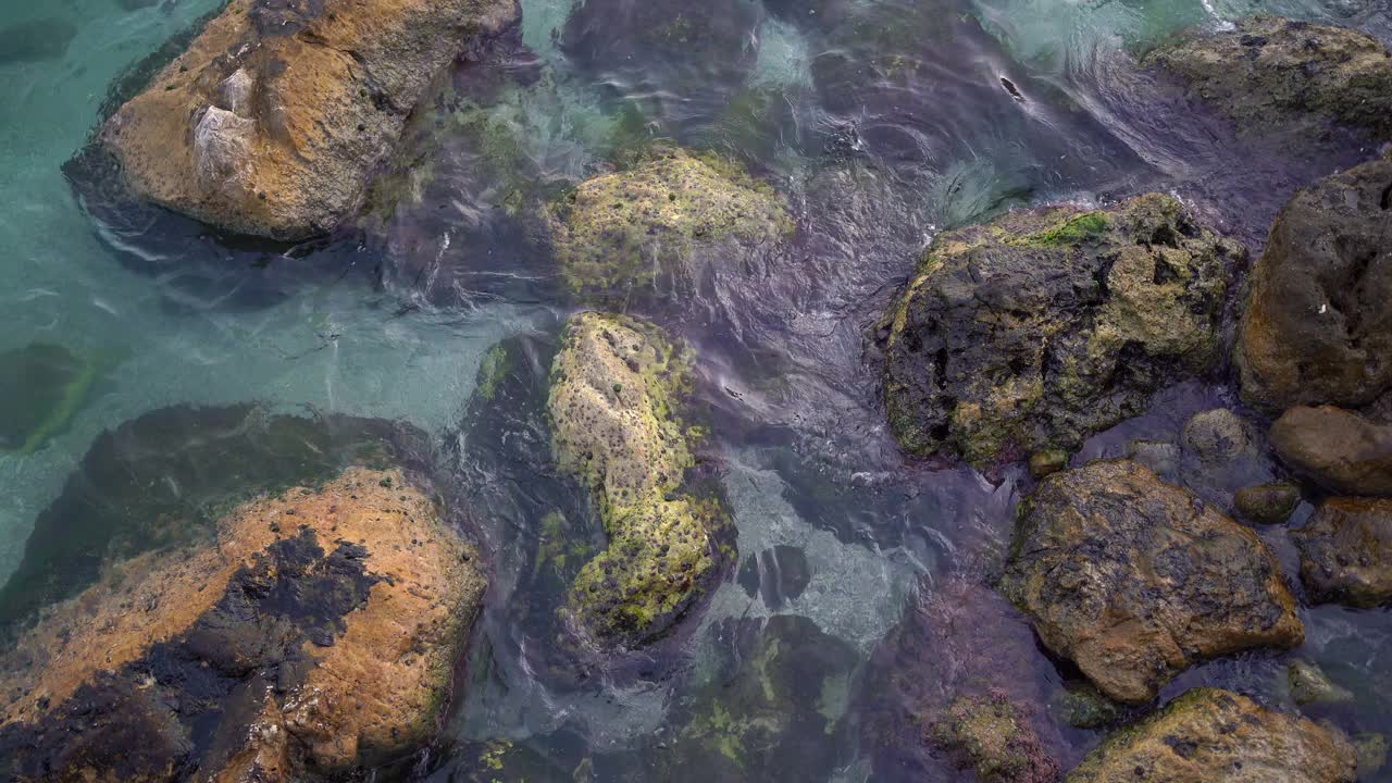 岩石上的海水视频素材