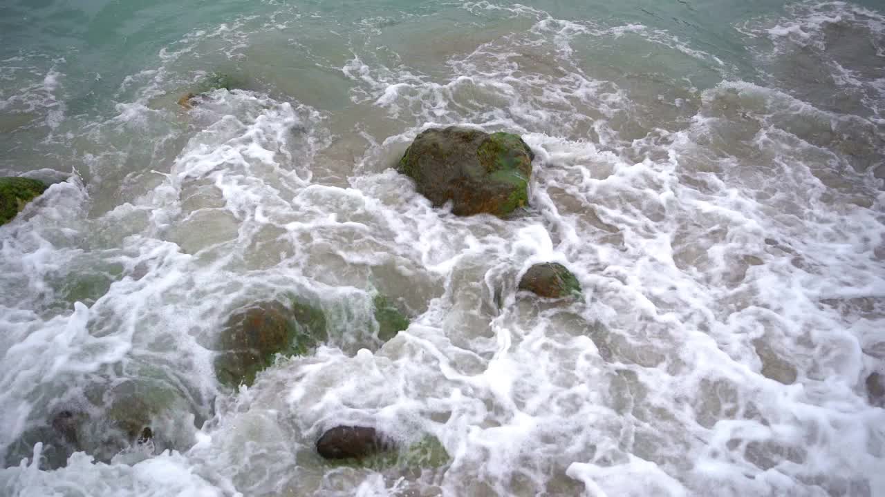 岩石上波浪状的海水视频素材