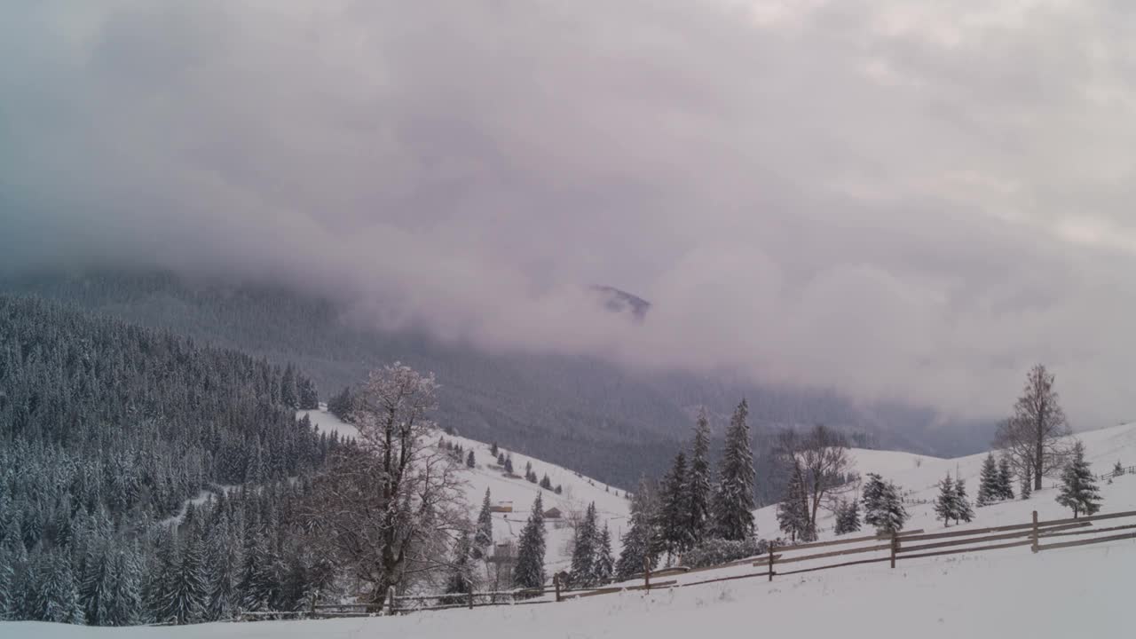 在积雪覆盖的高山山谷中视频下载