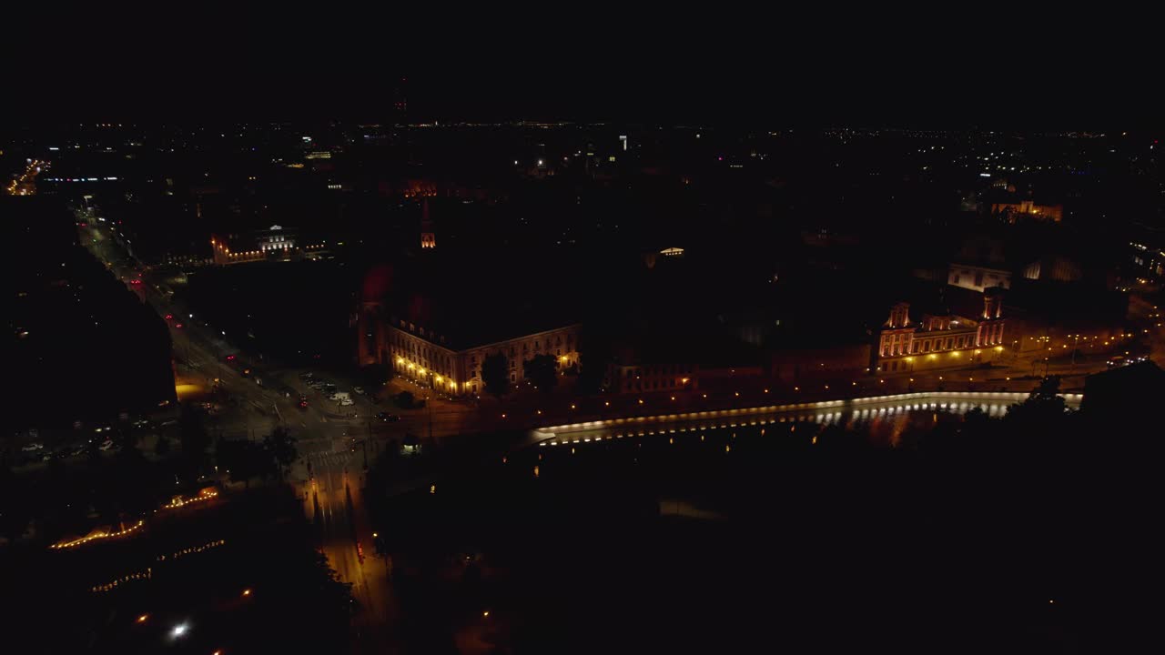 Wrocław，波兰的一个城市的夜晚。这个城市的夜景和Wrocław的街道。视频素材