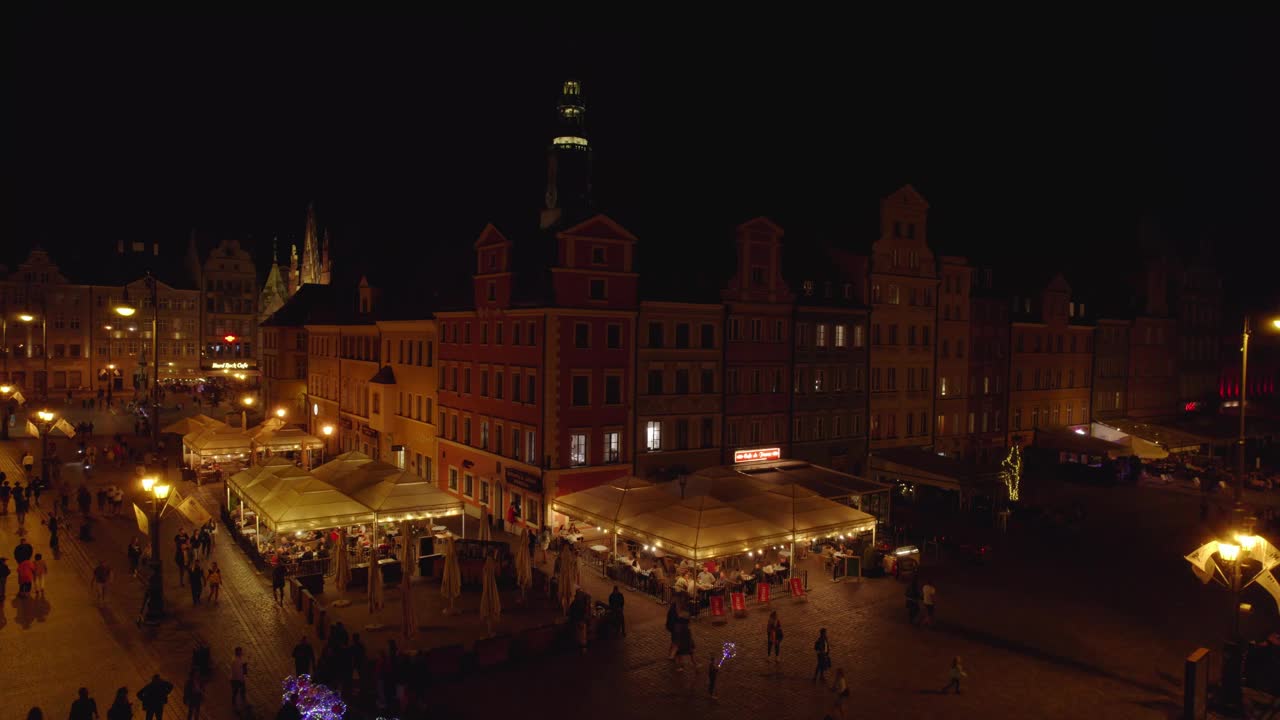 Wrocław，波兰的一个城市的夜晚。这个城市的夜景和Wrocław的街道。视频素材