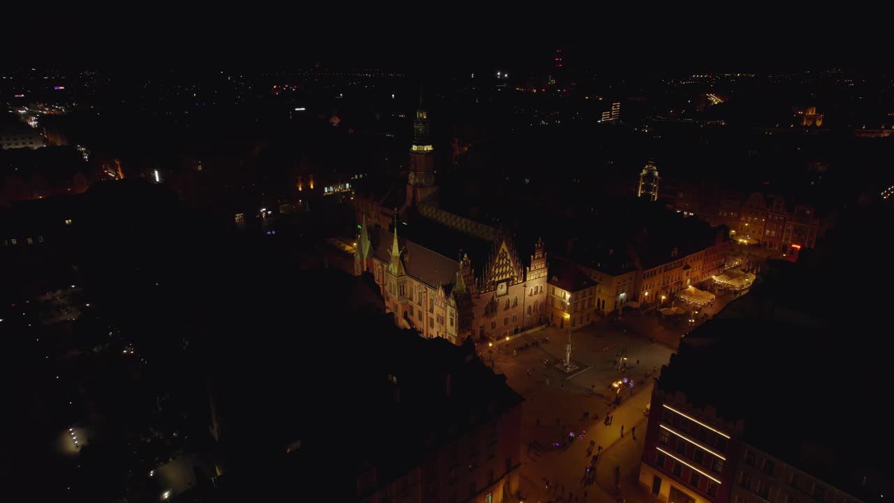 Wrocław，波兰的一个城市的夜晚。这个城市的夜景和Wrocław的街道。视频素材