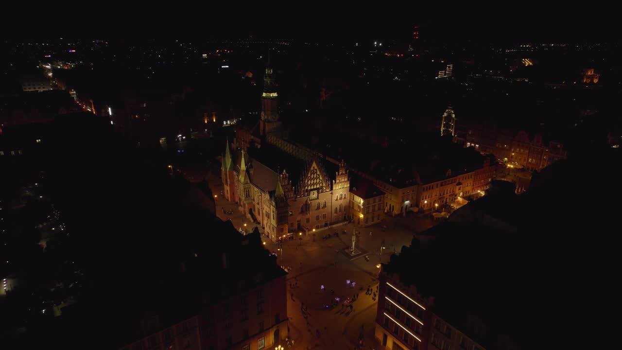 Wrocław，波兰的一个城市的夜晚。这个城市的夜景和Wrocław的街道。视频素材