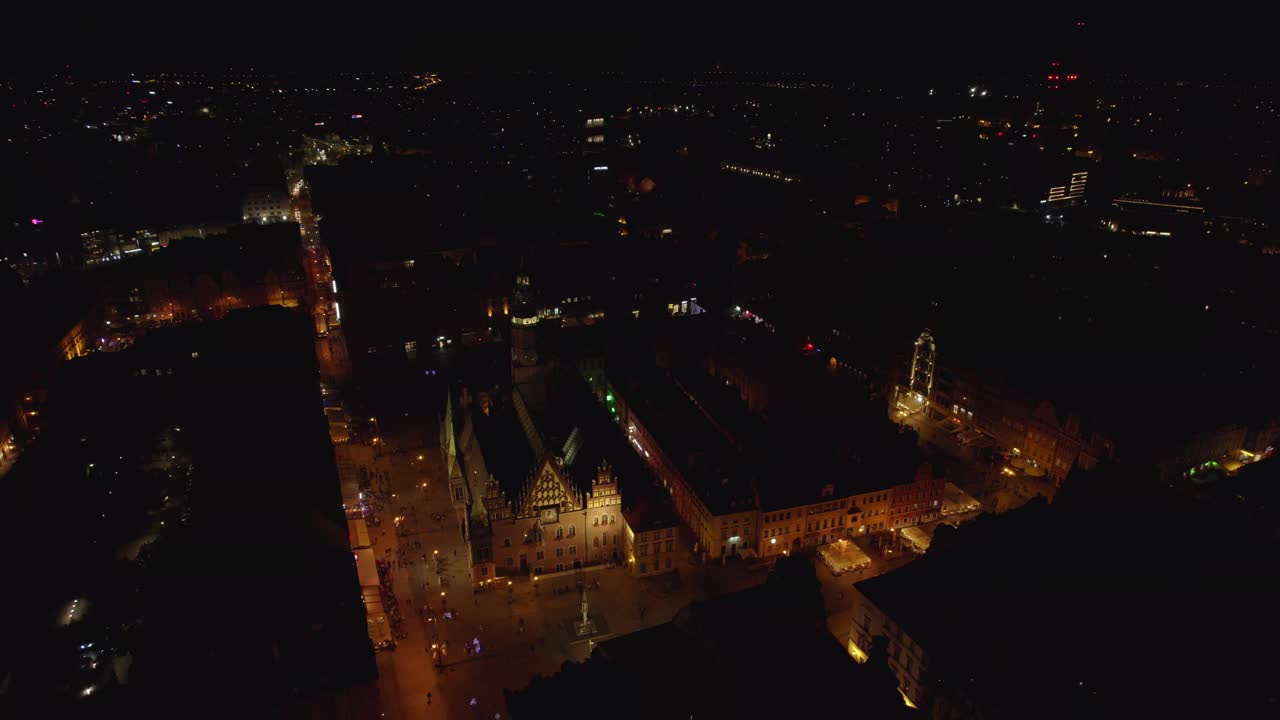 Wrocław，波兰的一个城市的夜晚。这个城市的夜景和Wrocław的街道。视频素材