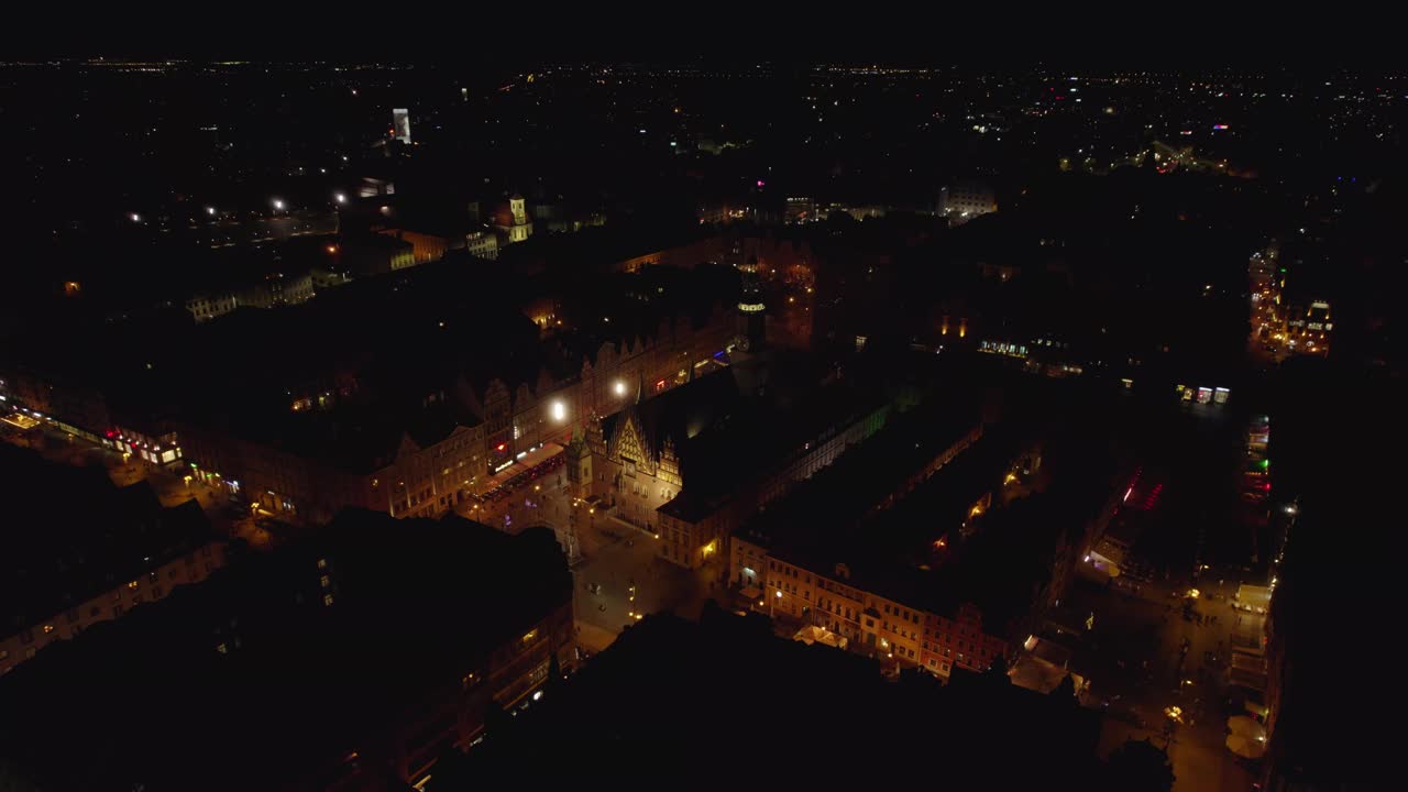 Wrocław，波兰的一个城市的夜晚。这个城市的夜景和Wrocław的街道。视频素材