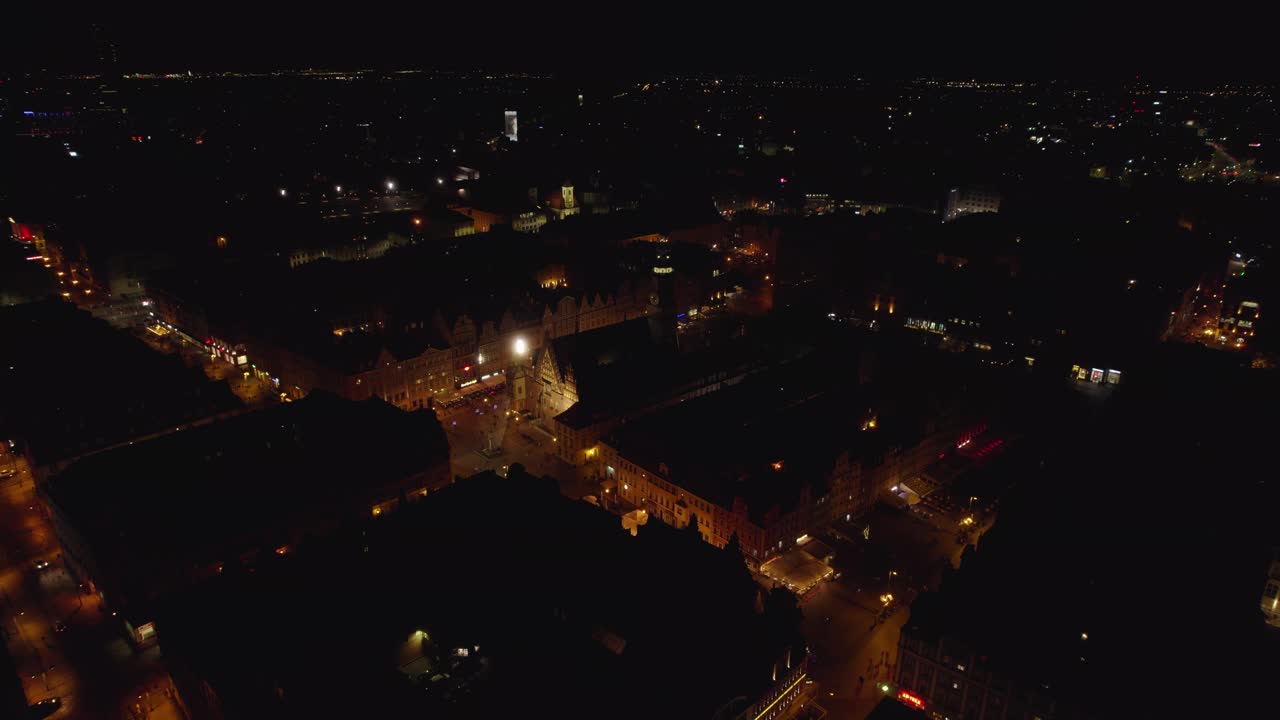 Wrocław，波兰的一个城市的夜晚。这个城市的夜景和Wrocław的街道。视频素材