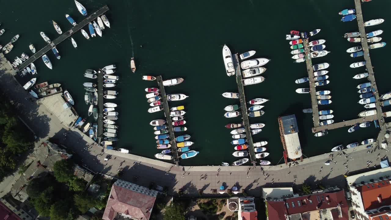 鸟瞰巴拉克拉瓦风景与船和海在滨海湾。克里米亚塞瓦斯托波尔旅游景点。无人机俯视图拍摄的港口豪华游艇，船只和帆船视频素材