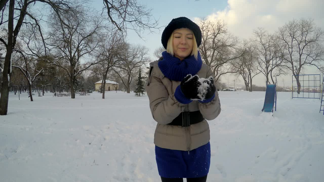 吹雪的年轻女子视频素材