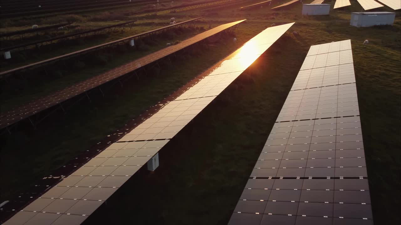 低空飞越太阳电池板农场日落视频下载