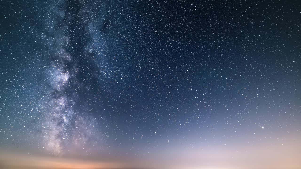 银河系的星星在星空背景与快速的云运动，天文时间流逝的夜晚到白天视频素材