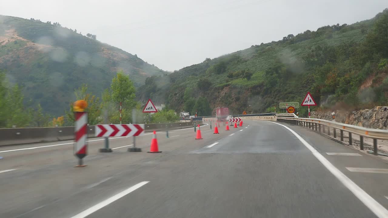 汽车视角驾驶。汽车行驶在双车道公路上，绕道工作视频素材