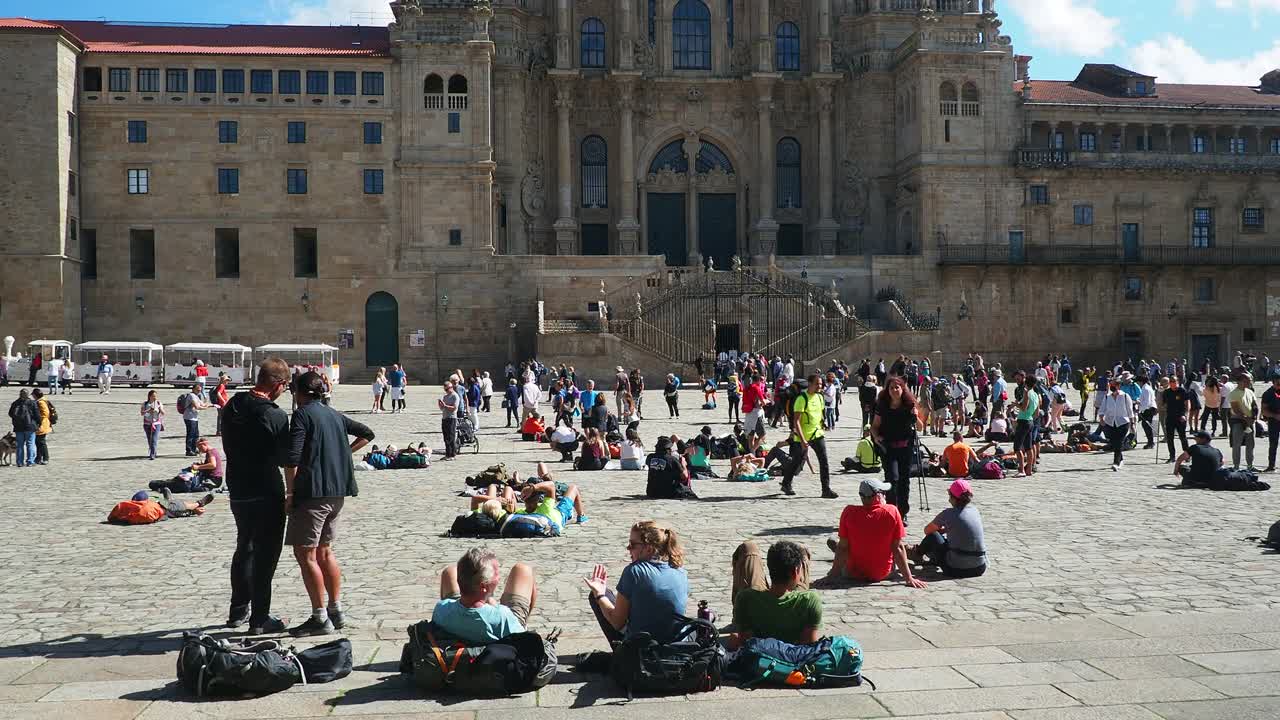 圣地亚哥德孔波斯特拉大教堂，奥布拉多罗广场的朝圣者和游客。视频素材