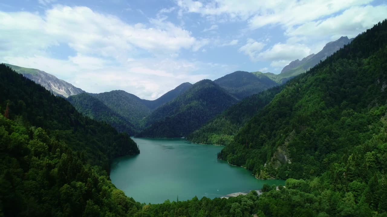 空中拍摄的美丽的高山湖丽察，俯瞰美丽的丽察湖在群山之间的国家公园，清澈的水，原始的自然。FullHD FHD视频素材