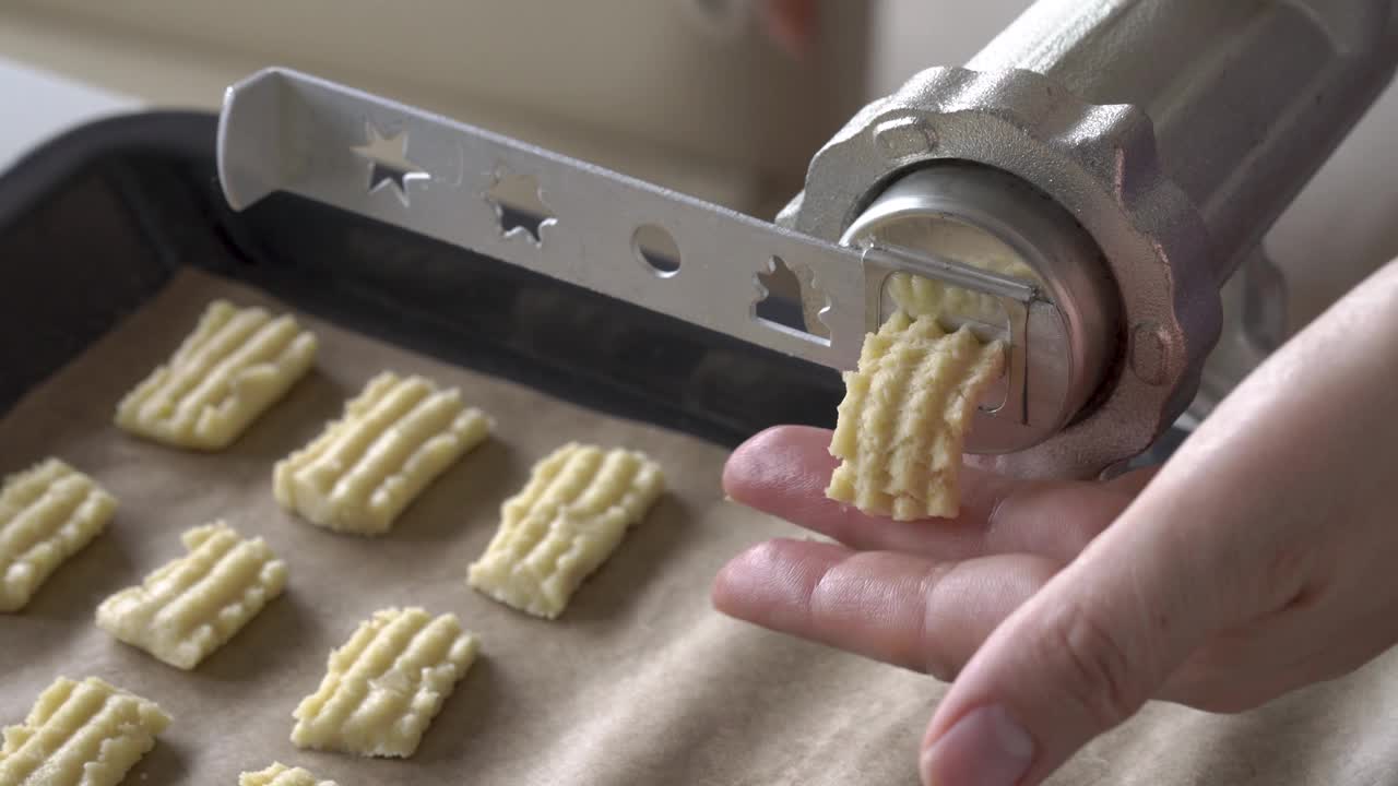 自制圣诞饼干的准备-用压力机挤压面团视频素材