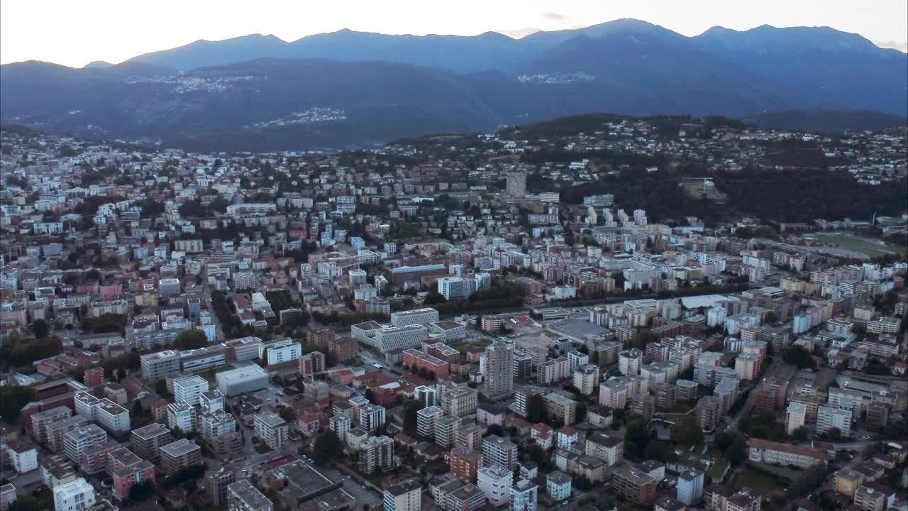 飞过美丽的卢加诺市，瑞士。视频下载