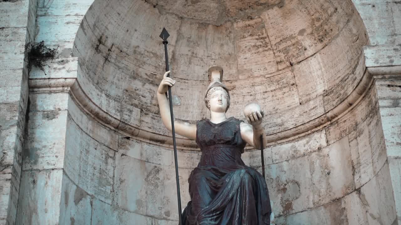 罗马Campidoglio广场上神话中的大理石女子fontana della sea，宏伟的建筑人物手持大理石棒，眺望着著名的广场。神话人物作为罗马古代和强大帝国的象征视频素材