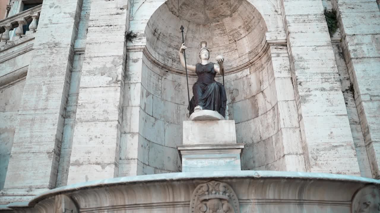 罗马卡皮托利山坎皮多里奥广场上的fontana della sea神话般的大理石雕像，宏伟的大理石建筑风格，手拿大理石棒眺望着著名的广场。意大利文化，罗马著名的旅游胜地视频素材