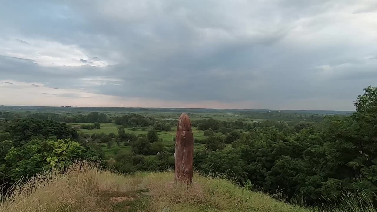 从绿色山谷的高山上看到的景色视频素材