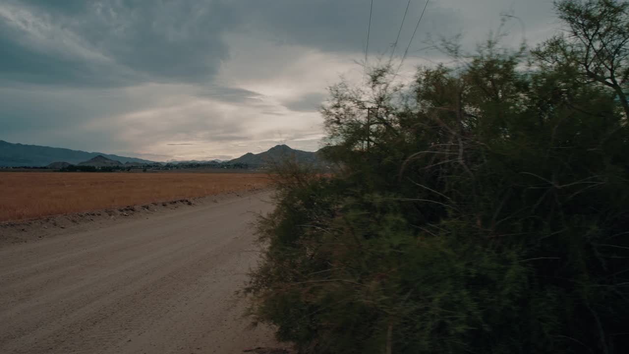 空旷的沙漠平原和道路视频素材