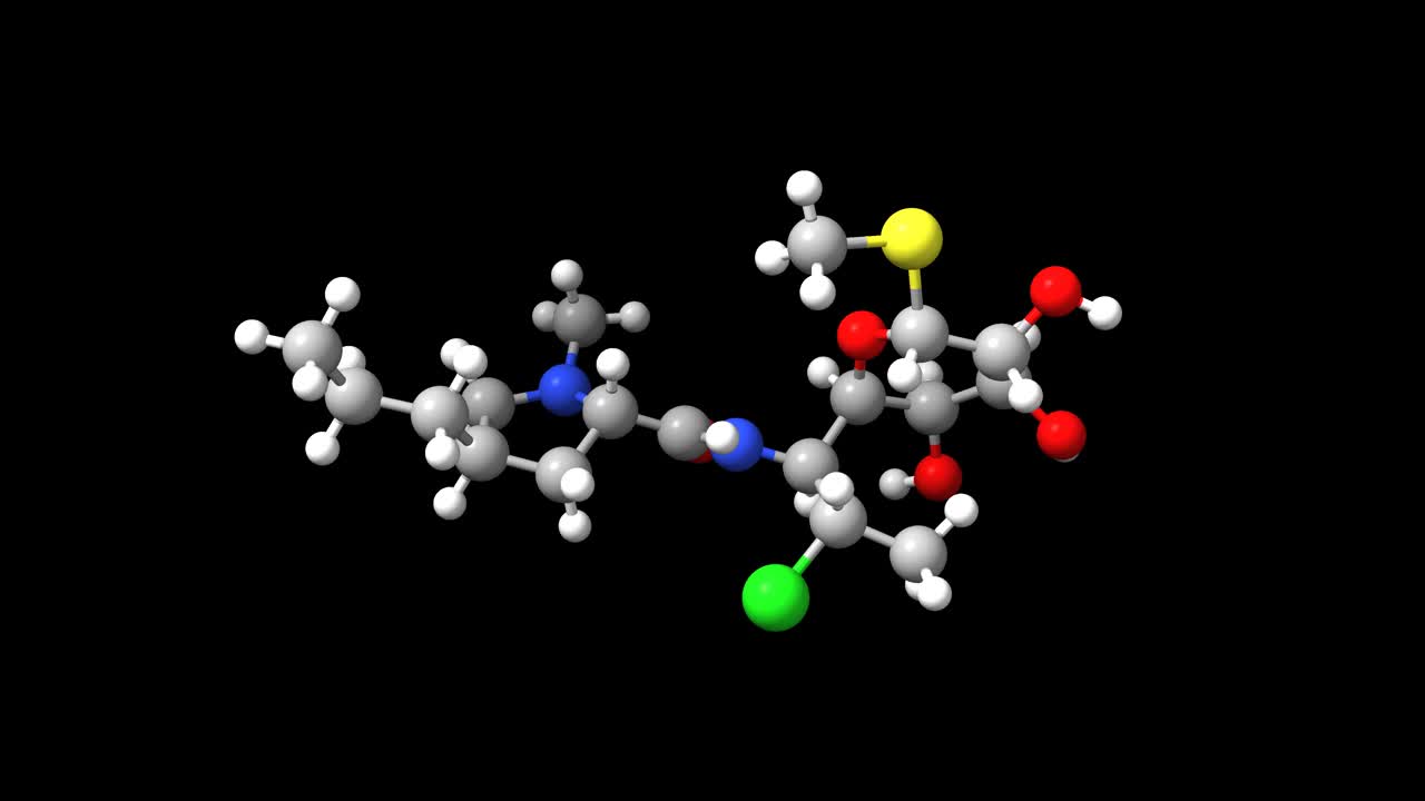 动画3D球棒和抗生素克林霉素的空间填充模型，黑色背景视频素材