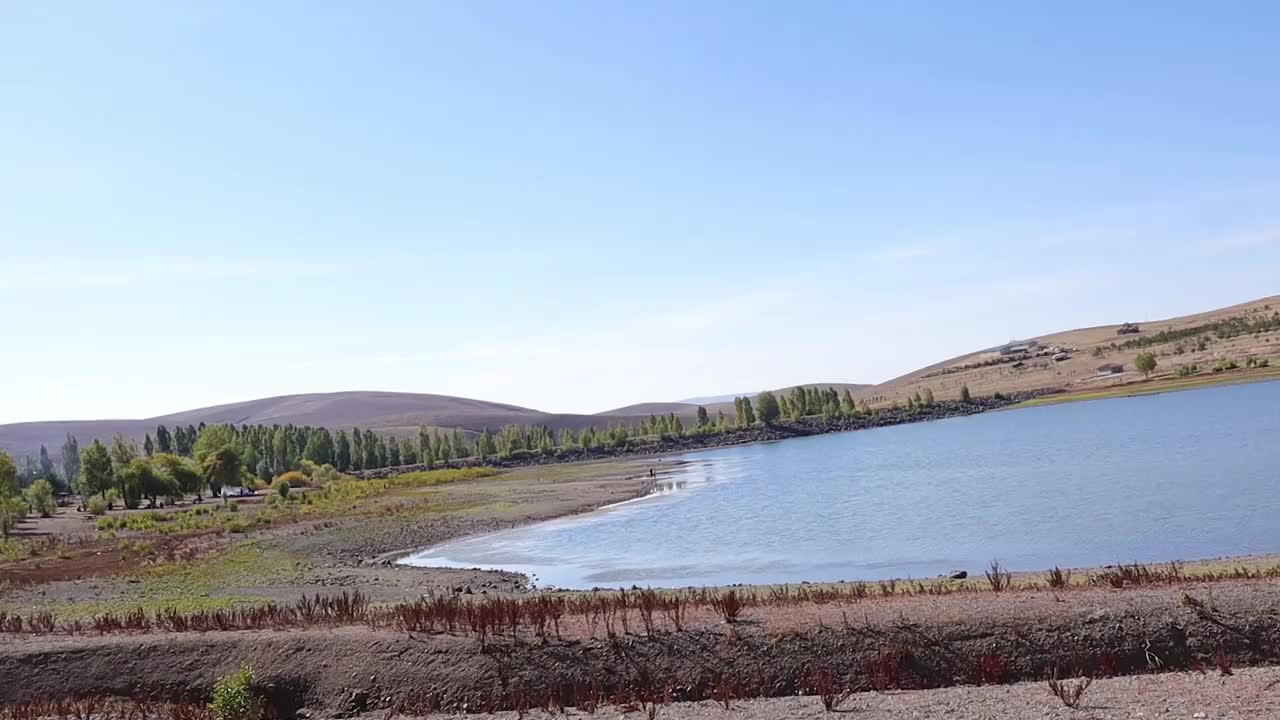 山中的湖泊碧绿的湖水。美丽的春天风景与山和湖。土耳其旅游。
土耳其的埃尔祖鲁姆10. 2020视频素材