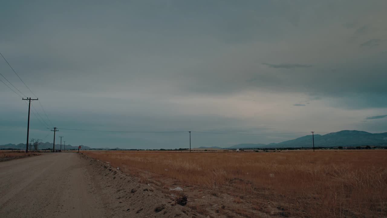 空旷的沙漠平原和道路视频素材