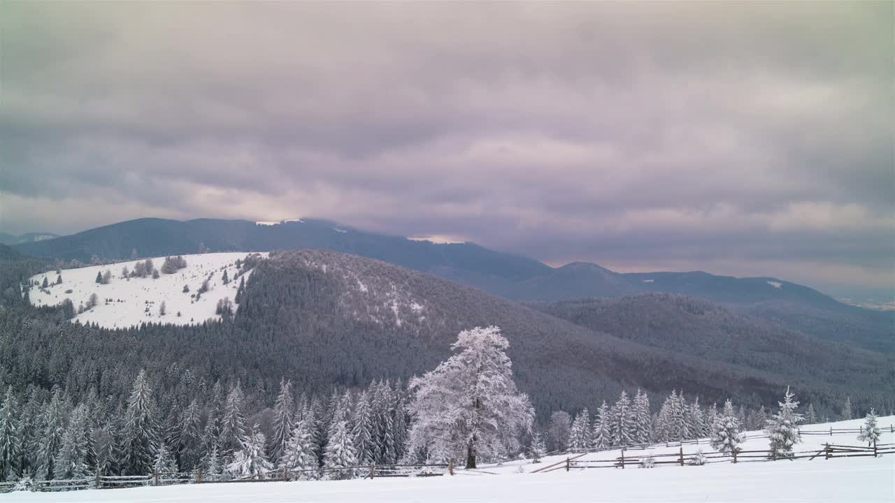 冬季雪山上舞动的云朵在移动着视频下载