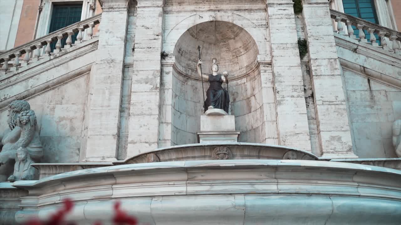 罗马卡比托利山坎皮多里奥广场上神秘的fontana della sea大理石雕像，宏伟的大理石建筑，有不同的雕像和柱子。意大利建筑艺术，罗马著名的旅游胜地视频素材