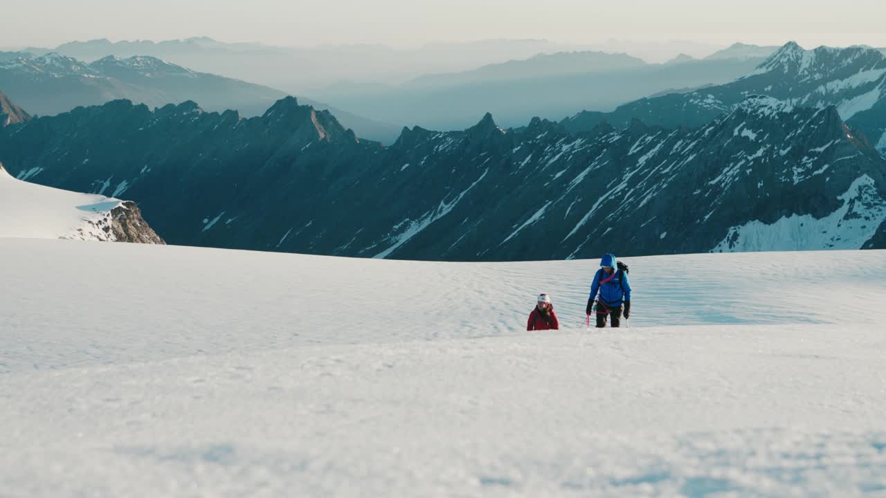 在山上徒步旅行视频素材